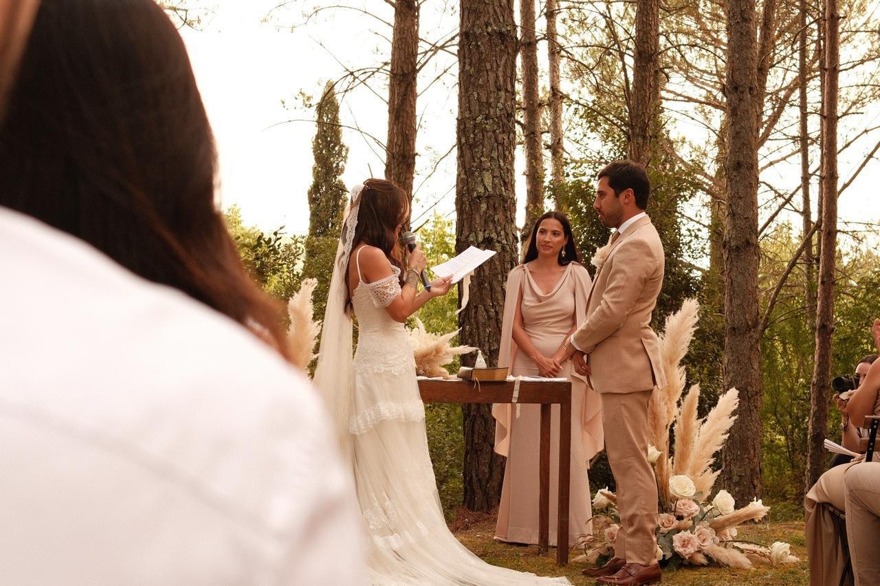 Casamento celebrado em uma clareira entre árvores